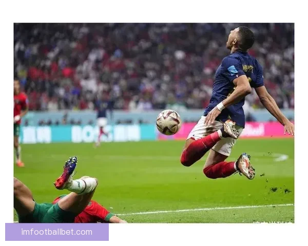 朱利亚诺赫拉德马丁先触球却动作凶狠引发争议 朱利亚诺赫拉德马丁先触球却动作凶狠引发争议