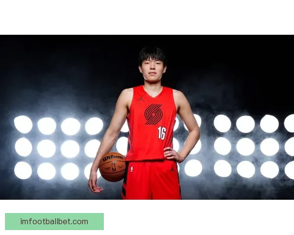 开拓者全家福大合照:杨瀚森C位领衔,利拉德昔日位置成回忆 开拓者全家福大合照:杨瀚森C位领衔,利拉德昔日位置成回忆